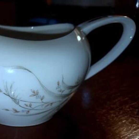 Nice 1960s Castlecourt Wheat Spray Pattern Fine China Creamer or Gravy Boat - Picture 2 of 12
